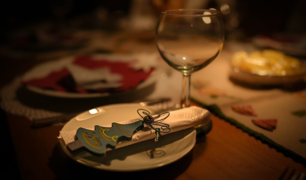 Il Natale italiano a tavola. Da nord a sud sono tantissime le tradizioni culinarie che riempiono le nostre tavole natalizie.