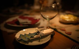 Il Natale italiano a tavola. Da nord a sud sono tantissime le tradizioni culinarie che riempiono le nostre tavole natalizie.