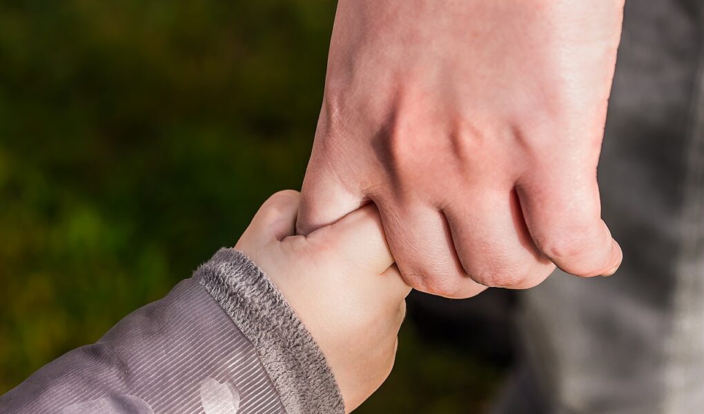 Mani mamma e figlio