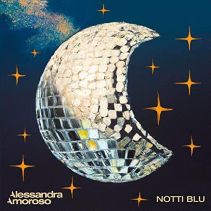 Nuovo singolo per Alessandra Amoroso. "Notti blu" è già disponibile in attesa del tour nei palasport italiani, che partirà il 29 novembre.