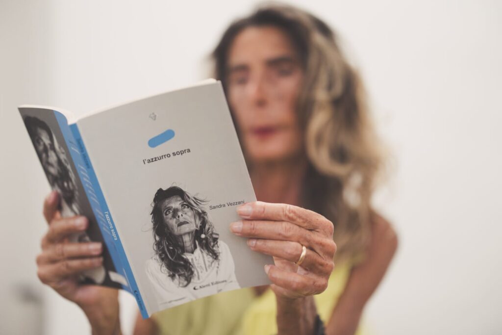 Sandra Vezzani e il suo libro di poesie "L'azzurro sopra"